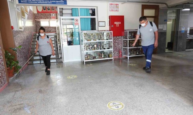 Bayraklı'da okullar dezenfekte ediliyor