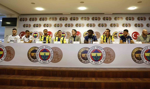 Fenerbahçe 7 futbolcu için imza töreni düzenledi