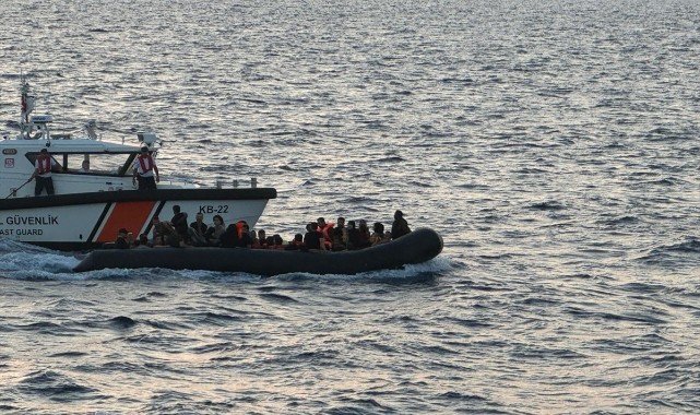 İzmir açıklarında 15 düzensiz göçmen kurtarıldı, 88 göçmen yakalandı
