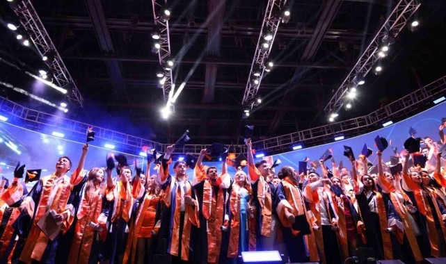 İzmir Ekonomi'de '5 günlük' mezuniyet coşkusu
