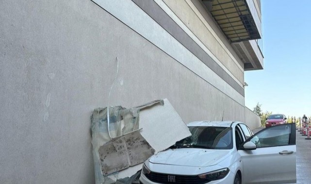 İzmir Optimum AVM'nin tavan kalıbı otomobilin üzerine düştü, faciadan dönüldü