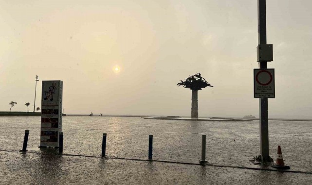 İzmir'i yaz sağanağı vurdu