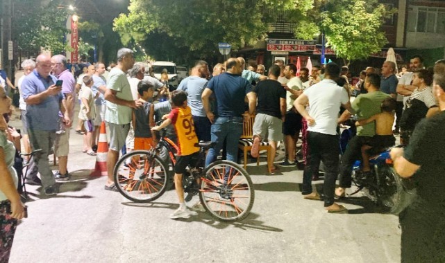 Mahalleli dayanamadı, yol kapattı