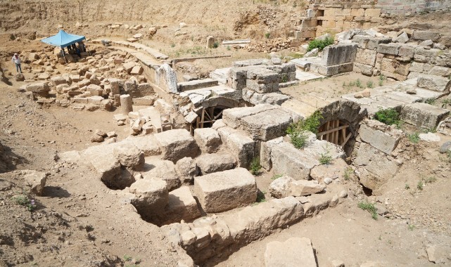 Manisa'da antik tiyatro gün yüzüne çıkıyor
