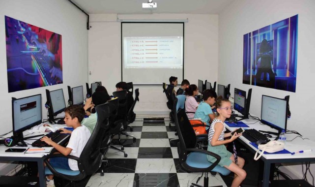 Manisa'da Gençlik Merkezi'nde bilgisayar kursu başladı