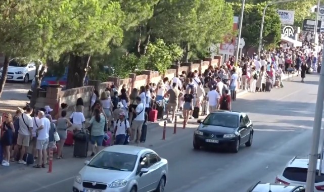 Midilli Adası'na gitmek isteyen tatilciler yoğunluk oluşturdu