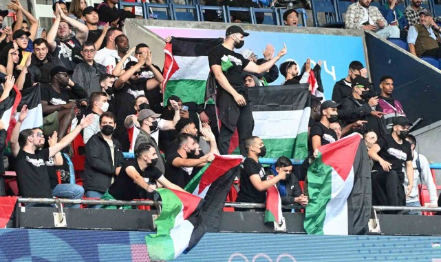 Olimpiyatlarda futbol maçında protesto