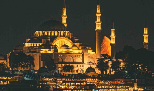 Süleymaniye Camii, yarım ay ile buluştu, ortaya kartpostallık görüntüler çıktı