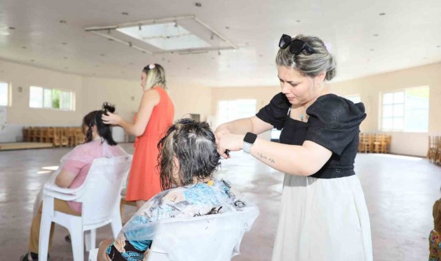 Yunusemre'de ücretsiz kuaför hizmeti Üçpınar Mahallesi'nde devam etti