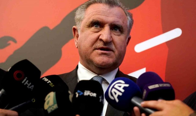 Bakan Bak'tan 20 Yaş Altı Kadın Voleybol Milli Takımı'na tebrik
