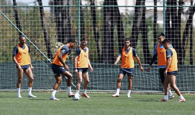 Fenerbahçe'de Çaykur Rizespor maçı hazırlıkları sürüyor