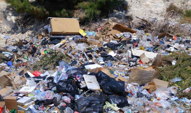 Foça Belediyesi'nin şehir merkezine döktüğü çöplere AK Partili Arslan'dan tepki