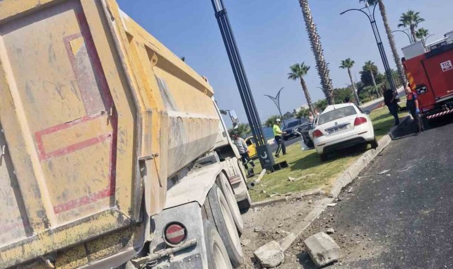 Hafriyat kamyonu ile otomobil çarpıştı: 1 ölü!