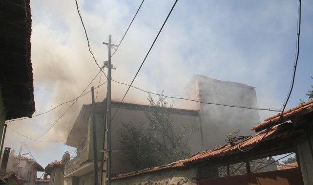 Manisa'da mahalle arasında çıkan yangın paniğe neden oldu