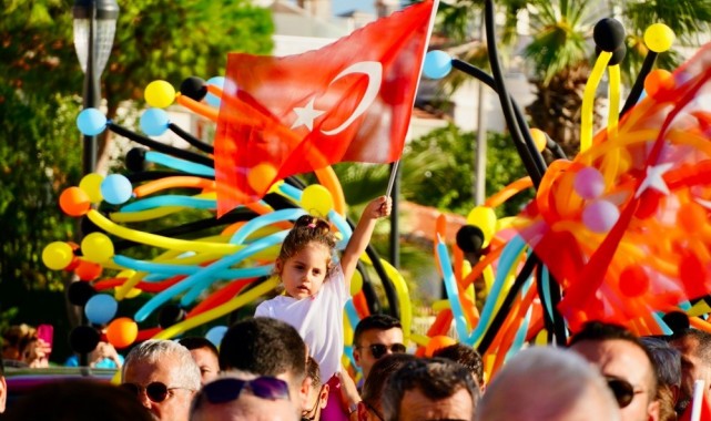 Çeşme Festivali "90'larda Çeşme" teması ile başladı