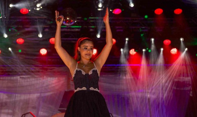İEF Çim Konserleri'nde Derya Bedavacı'yla İzmir rüzgarı