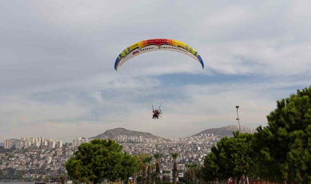 İzmir Körfezi'nde paramotor keyfi