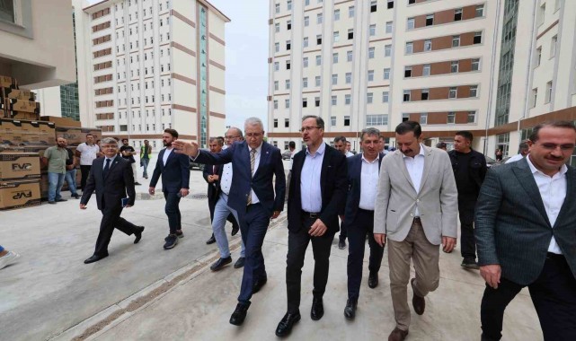 Kasapoğlu, Ege Üniversitesi'nde yapımı devam eden yurtları inceledi