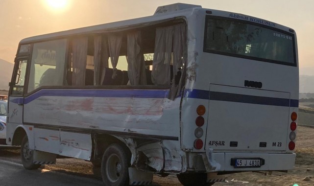 Manisa'da işçi servisiyle kamyonet çarpıştı: 1 ölü, 5 yaralı