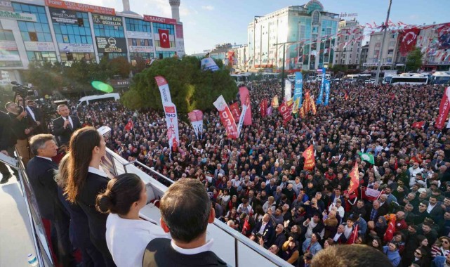 CHP Genel Başkanı Özel'den tutuklanan belediye başkanına destek mitingi