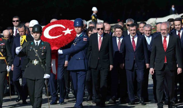 Cumhurbaşkanı Erdoğan başkanlığındaki devlet erkanı Anıtkabir'i ziyaret etti