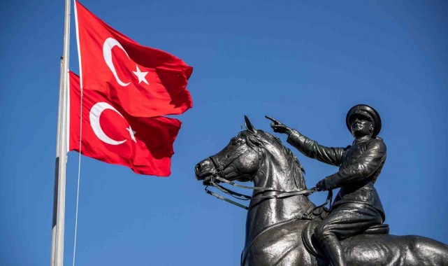 İzmir'de Cumhuriyet Bayramı, dev Türk bayraklı kortej, fener alayı ve törenlerle kutlanacak