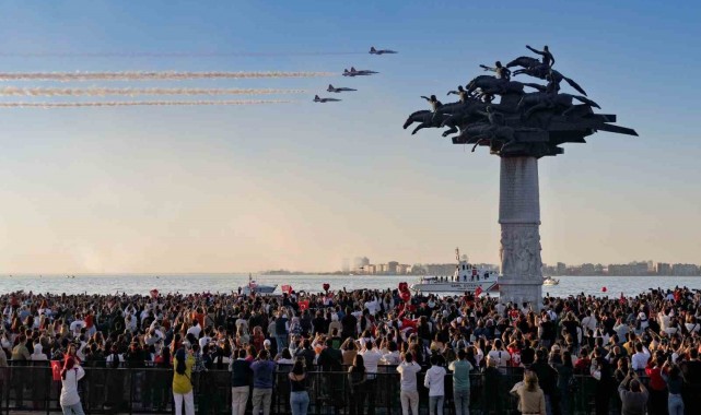 İzmir'de Türk Yıldızları'nın gösterisi nefes kesti! İŞTE O ANLAR