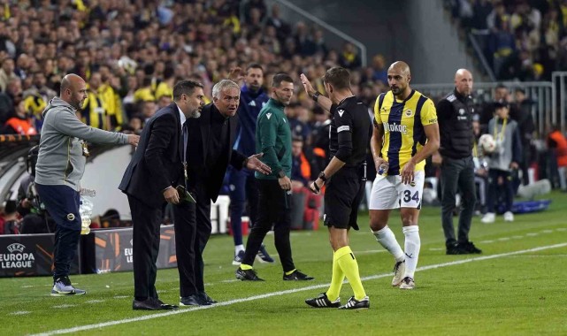 Jose Mourinho kırmızı kart gördü
