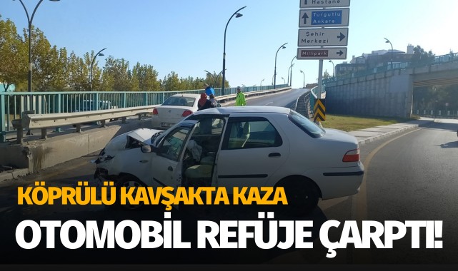 Köprülü kavşakta kaza: Otomobil refüje çarptı!