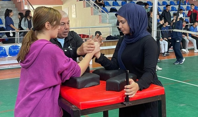 Manisa'da 29 Ekim öncesi bilek güreşi turnuvası