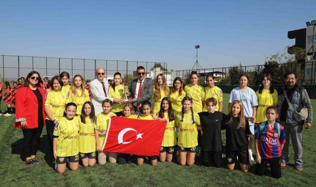 Manisalı kız futbol takımları cumhuriyet için oynadı