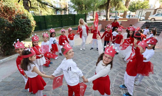 Manisalı miniklerin cumhuriyet coşkusu