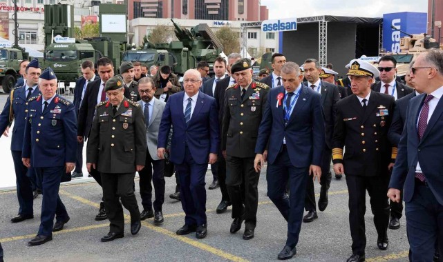 Milli Savunma Bakanı Güler, SAHA EXPO'da stantları gezdi