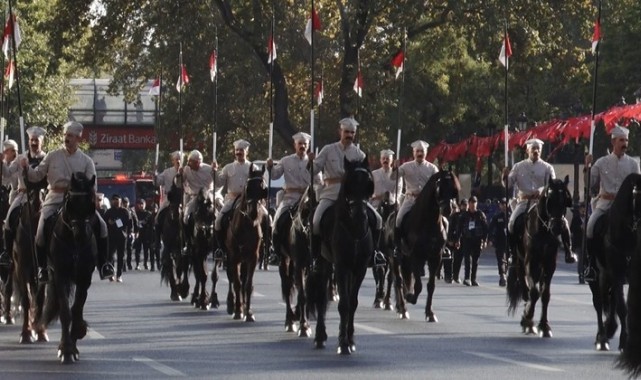 TBMM önünden ilk Meclis binasına '29 Ekim' korteji