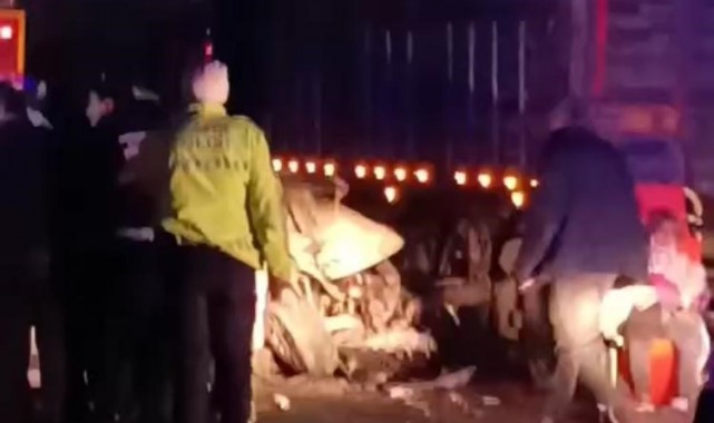 Başkent'de feci kaza: Ticari araç, park halindeki kamyona çarptı 2 ölü, 1 yaralı!