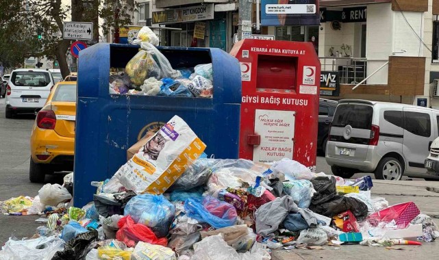 Belediye çalışanları iş bıraktı, ilçede çöp yığınları oluştu!