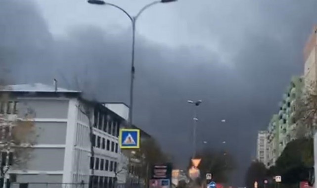 Beylikdüzü'nde 5 saattir devam eden yangın söndürülemedi