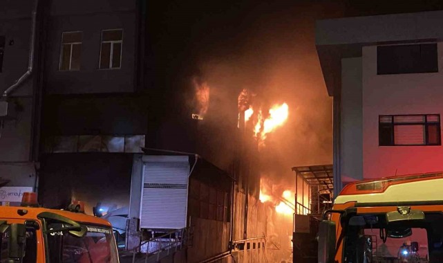 Beylikdüzü'nde korkutan fabrika yangını: Patlamalar peş peşe geldi