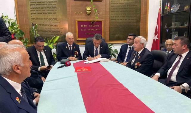 CHP Genel Başkanı Özel: " Abdullah Güler ve meclis başkanı gözleriyle görmedilerse trollenmişler"