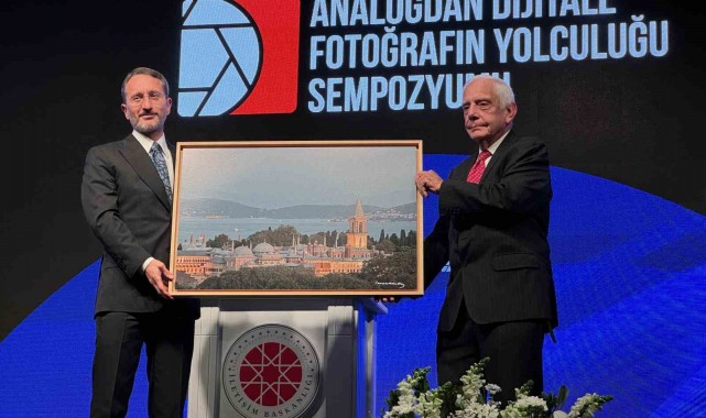 İletişim Başkanı Altun, "İzzet Keribar Fotoğraf Sergisi" ve "Analogdan Dijitale Fotoğrafın Yolculuğu Sempozyumu"na katıldı