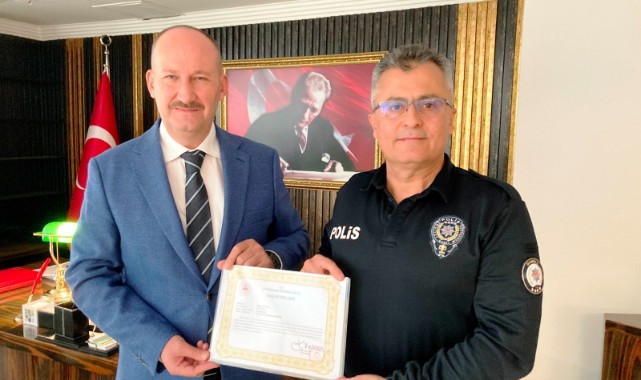 İzinli gününde silahlı ve bıçaklı kavgayı engellemişti. Polis memuru ödüllendirildi