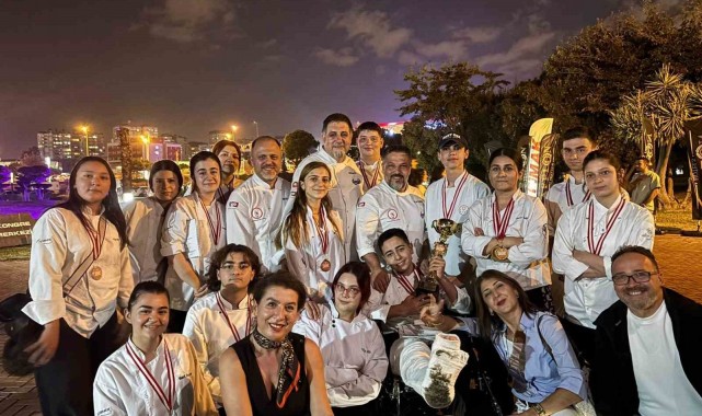 Liseli öğrenciler Uluslararası Yemek Yarışmasından 17 madalya ile döndü