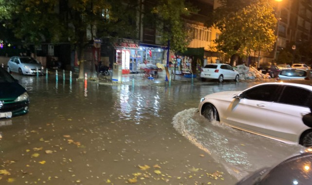Manisa'da hasreti çekilen yağmur sokakları Venedik'e döndürdü.