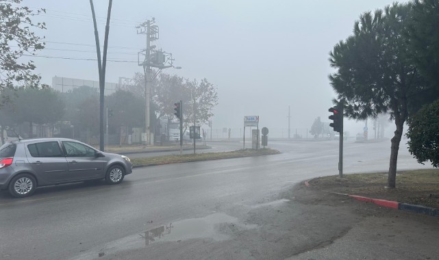 Manisa’nın Turgutlu ilçesinde sabah saatlerinde sis etkili oldu