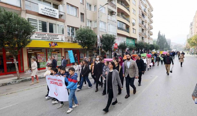 Manisa'da çocuklar hakları için yürüdü
