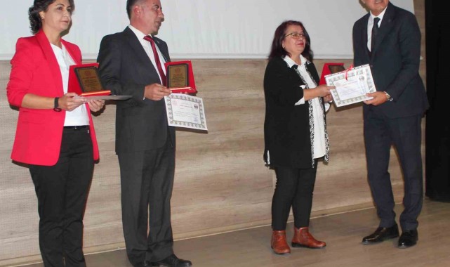 Manisa'da emekli olan öğretmenlere hizmet şeref belgesi verildi