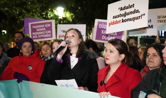 Manisalı kadınların gece yürüyüşü dikkat çekti