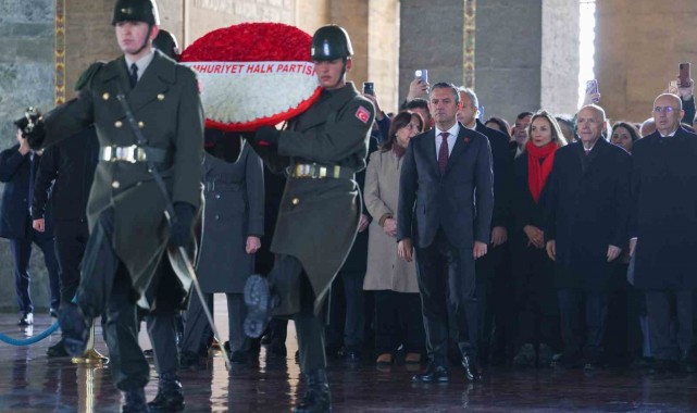 Özgür Özel, Öğretmenlerle birlikte Anıtkabir'i ziyaret etti