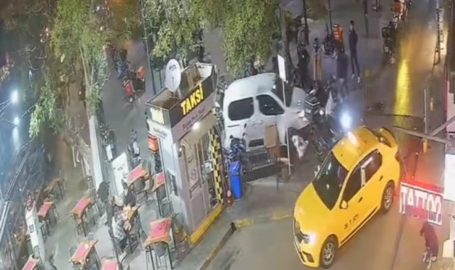Polisten kaçarken motosikletleri ezdi geçti: O anlar kamerada!