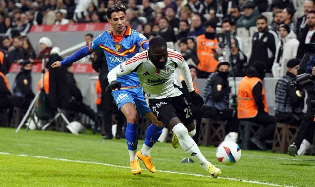 Trendyol Süper Lig: Beşiktaş: 2 - Göztepe: 2 (İlk yarı)